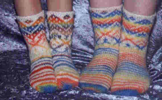 Socken mit Regenbogenmerinowolle