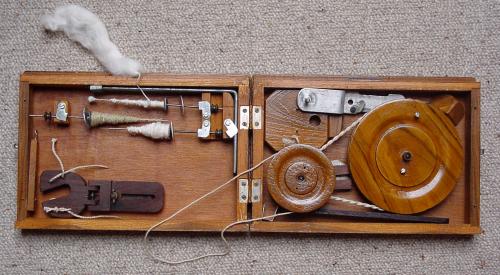 Charkha, geöffnet aber noch nicht 
aufgebaut