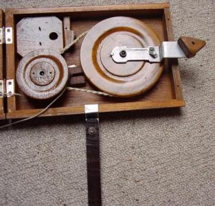 Charkha, Kurbel und Halterung angebracht