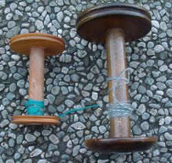Spule im Vergleich mit einer Ashford-Standard-Spule
