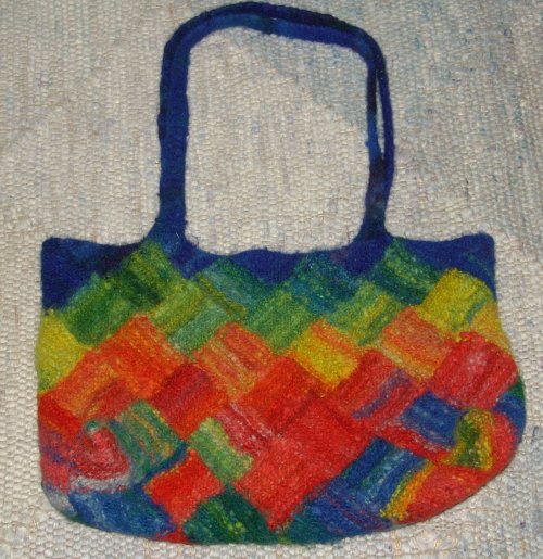 gewalkte Tasche im Flechtmuster gestrickt